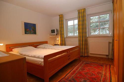 ヘルヌムにあるAppartement Dünenblickのベッドルーム1室(ベッド1台、窓2つ付)