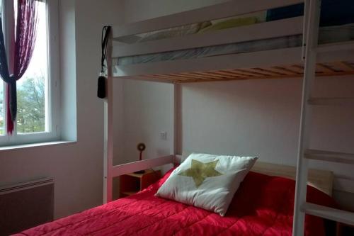 - une chambre avec 2 lits superposés et un couvre-lit rouge dans l'établissement Maison de campagne avec jardin pour 2 à 5 personnes, à Julos
