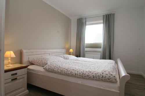 ヘルヌムにあるFerienwohnung Berliner Ringのベッドルーム1室(窓、白いベッド1台付)