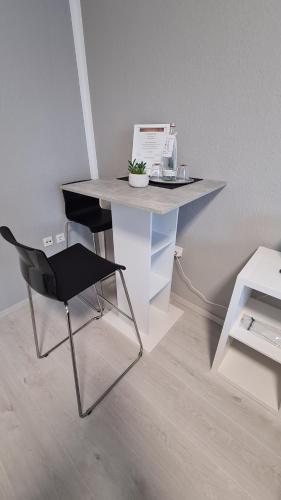a desk with a chair and a computer on it at Gasthof Schillereck in Lorsch
