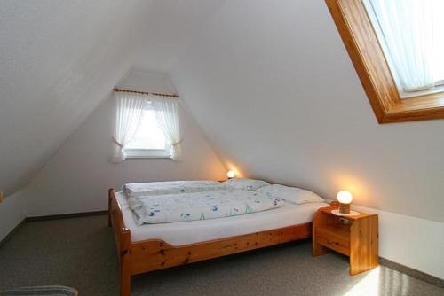 ヘルヌムにあるHaus Gräpel App 3の小さなベッドルーム(ベッド1台、窓付)
