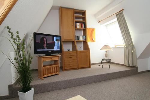 ヘルヌムにあるHaus Gräpel App 4のリビングルーム(テレビ、ドレッサー、窓付)