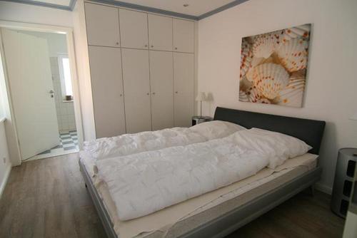 ヘルヌムにあるHaus Roseneck App.1のベッドルーム1室(壁に絵画が描かれた大型ベッド1台付)