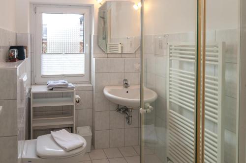 ヘルヌムにあるHaus Roseneck App.2のバスルーム(洗面台、トイレ、シャワー付)