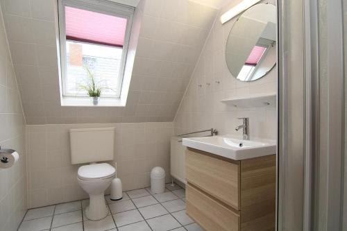 ヘルヌムにあるWohnung 2, Schumacherのバスルーム(トイレ、洗面台、鏡付)