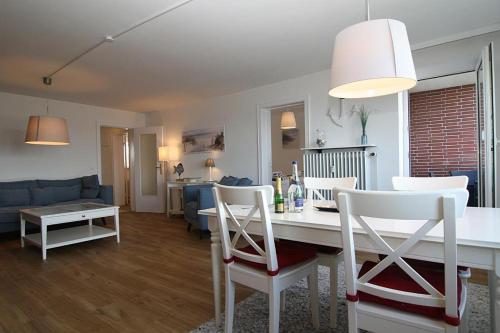 a kitchen and living room with a table and chairs at Watt´n Blick in Hörnum