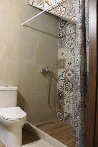 Ένα μπάνιο στο Chara Villas with 20m2 swimming pool-BBQ!
