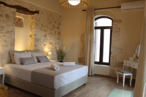 Ένα ή περισσότερα κρεβάτια σε δωμάτιο στο Chara Villas with 20m2 swimming pool-BBQ!