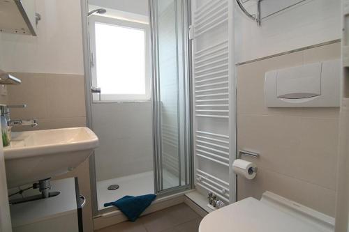ヘルヌムにあるSeaside 4のバスルーム(シャワー、トイレ、シンク付)