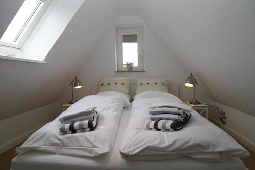ヘルヌムにあるStrandperle 03のベッドルーム1室(枕付きのベッド2台付)