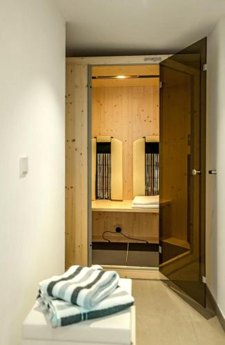 a room with a bed with towels on it at Sylt Hüüs in Hörnum
