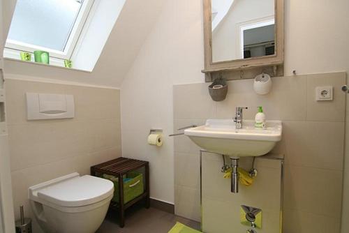 ヘルヌムにあるSüdspitze 01のバスルーム(洗面台、トイレ付)、窓が備わります。