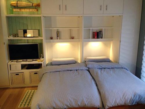 ヘルヌムにあるWohnung Witte Berressemのテレビ付きの客室で、ベッド2台が備わります。