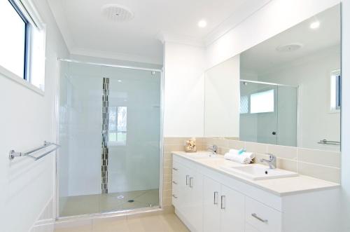 Phòng tắm tại Sentosa on Tugun - Beachfront 5 Bedroom