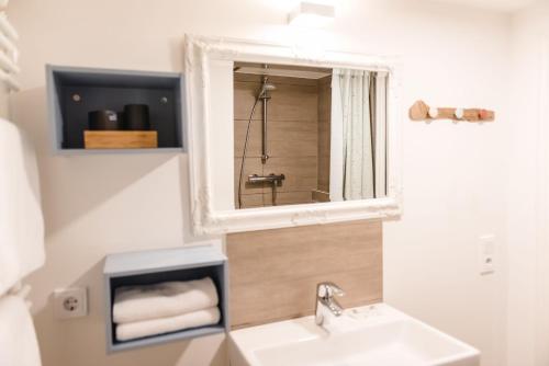 a bathroom with a sink and a window at fewo1846 - Strandkieker - strandnahes Apartment mit Gartenmitbenutzung in Flensburg
