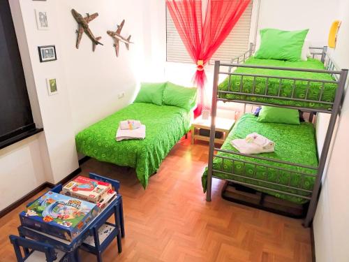 een kamer met 2 stapelbedden en een tafel bij El Duplex Luanquino in Luanco