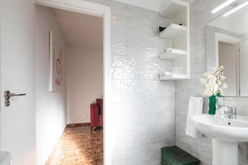 un bagno bianco con lavandino e specchio di Bubu Beach 4 a Los Cristianos
