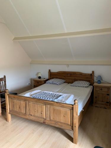 - une chambre avec un lit en bois dans l'établissement Vakantie-woning, à Sint Kruis