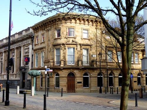 un gran edificio de piedra en la esquina de una calle en Mansion Court en Doncaster