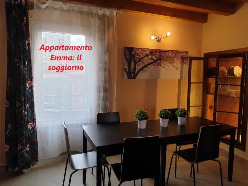 a dining room with a table and chairs and a window at La casa di Edone in Monzambano