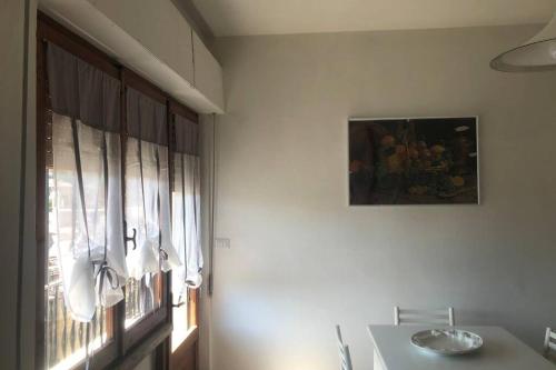 una cocina con fregadero y una foto en la pared en Casa Nanda Badia Prataglia, en Badia Prataglia