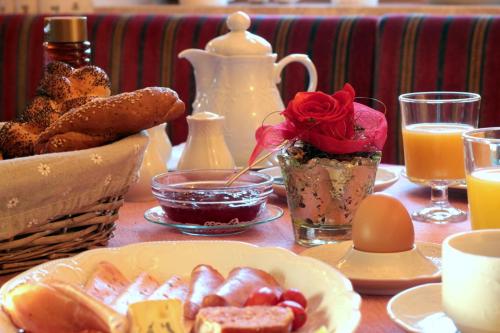 una mesa con un plato de bollería y una cesta de huevos en Pension Neuhausen, en Schönau am Königssee