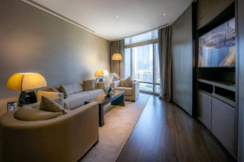 O zonă de relaxare la 1BR Apartment at Armani Hotel Residence by Luxury Explorers Collection