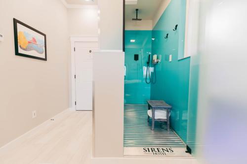 a hallway with a table in a room at River Sirens Hotel-Contactless Check in Hotel in Washington