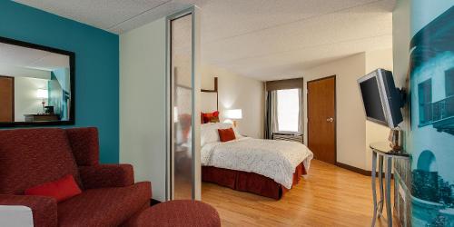 une chambre d'hôtel avec un lit et une télévision dans l'établissement Hotel Indigo Chicago - Vernon Hills, an IHG Hotel, à Vernon Hills