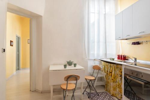 a kitchen with a counter and stools in a room at Casa Clara Appartamenti - Danzettino in Perugia