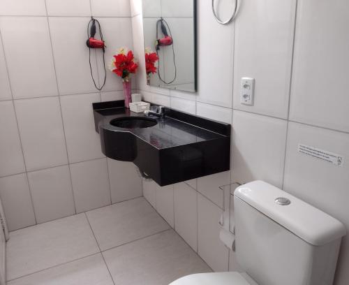 Hotel Marajoara في بيليم: حمام صغير مع حوض ومرحاض