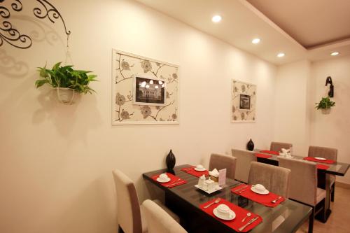 A restaurant or other place to eat at Hanoi Glance Hotel