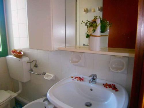 ビビオーネにあるApartment in Bibione 24634のバスルーム(白い洗面台、トイレ付)