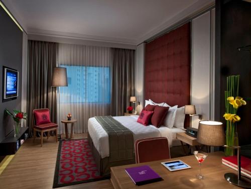 Tempat tidur dalam kamar di Orchard Hotel Singapore