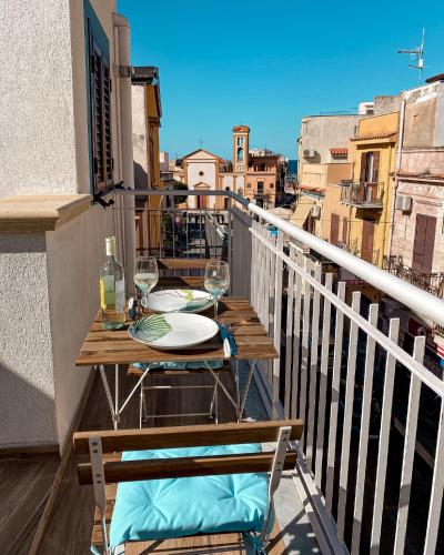 a balcony with a table and chairs on a balcony at Casa Turà in Isola delle Femmine