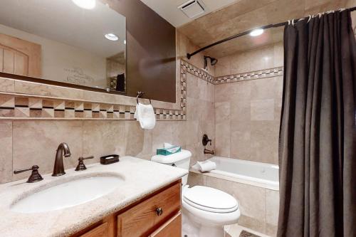 een badkamer met een wastafel, een toilet en een bad bij Yampa View in Steamboat Springs