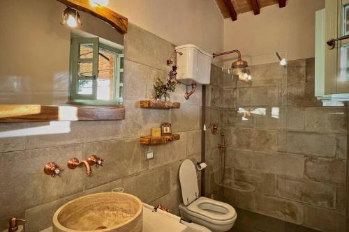La salle de bains est pourvue d'un lavabo et de toilettes. dans l'établissement La Casina della Quercia, Your Tuscan Oak Tree House, à Osteria Delle Noci