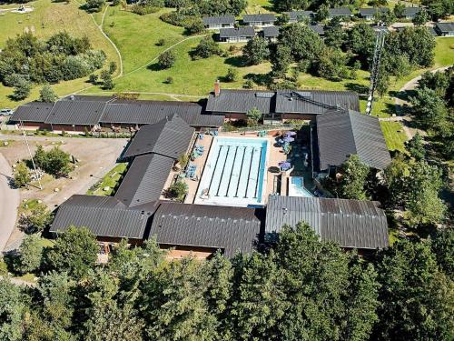 een uitzicht op een gebouw met een zwembad bij 6 person holiday home on a holiday park in Gilleleje in Gilleleje
