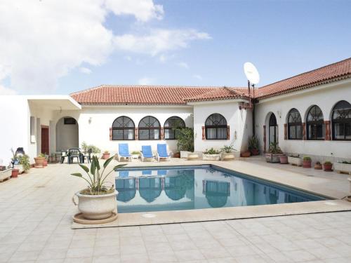 グラナディージャ・デ・アボナにあるBeautiful holiday home in San Isidro with poolの裏庭のスイミングプール
