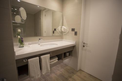 a bathroom with a sink and a large mirror at Yachting Hotel Quintero in Quintero