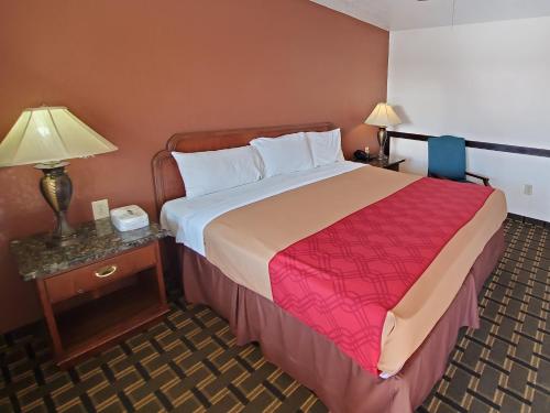 Llit o llits en una habitació de Route 66 Inn
