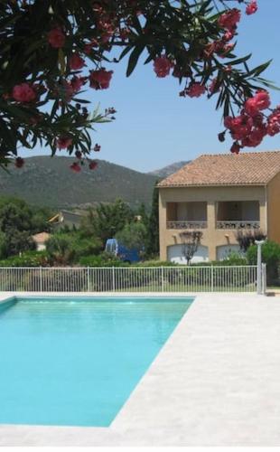 une piscine devant une maison dans l'établissement Résidence calme à 2 km de Saint-Florent, à Oletta