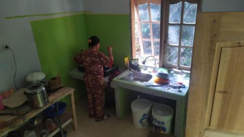 Dapur atau dapur kecil di Sugi House Toraja - Penginapan Villa Harian Keluarga -Muat 20 orang
