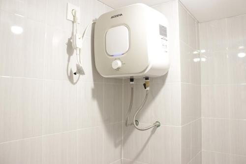 バンドンにあるPleasant Studio Semi Apartment at The Lodge Paskal near BINUS University By Travelioのバスルーム(シャワー、ヘアドライヤー付)