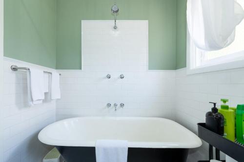 Een badkamer bij Katoomba Falls Cottage