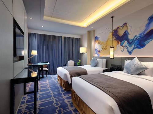 A bed or beds in a room at Primus Hotel Shanghai Sanjiagang - Pudong International Airport