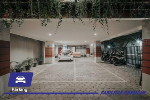 eine Garage mit einem auf einem Parkplatz geparkten Auto in der Unterkunft DPARAGON KEMUNING in Yogyakarta