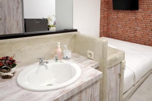 ジョグジャカルタにあるDPARAGON POGUNG Fの洗面台と鏡のあるバスルーム