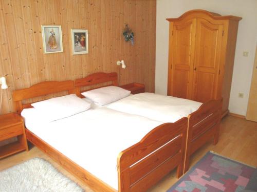 two twin beds in a room with wood paneling at Ferienwohnung Keckl in Beilngries