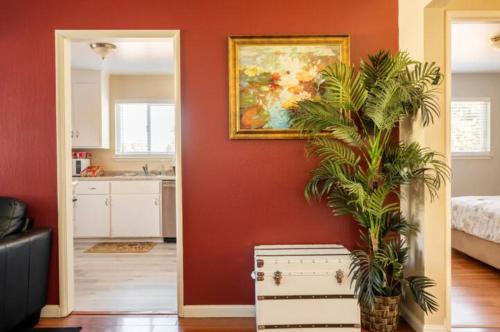 uma sala de estar com um quadro numa parede vermelha em Luxury stay near Santana Row for vacation/business em San José
